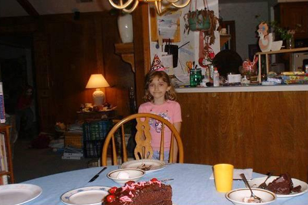 Hon tog kort p&aring; sin lilla dotter n&auml;r hon fyllde 7 &aring;r - d&aring; fick hon se n&aring;got hemskt i bakgrunden